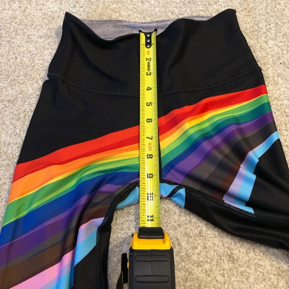 NWOT WITH Peloton Pride Flag Noir Capri Reversible Leggings - Picture 3 of 10